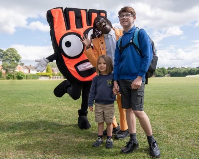 Dr Ronx supports the walk to school