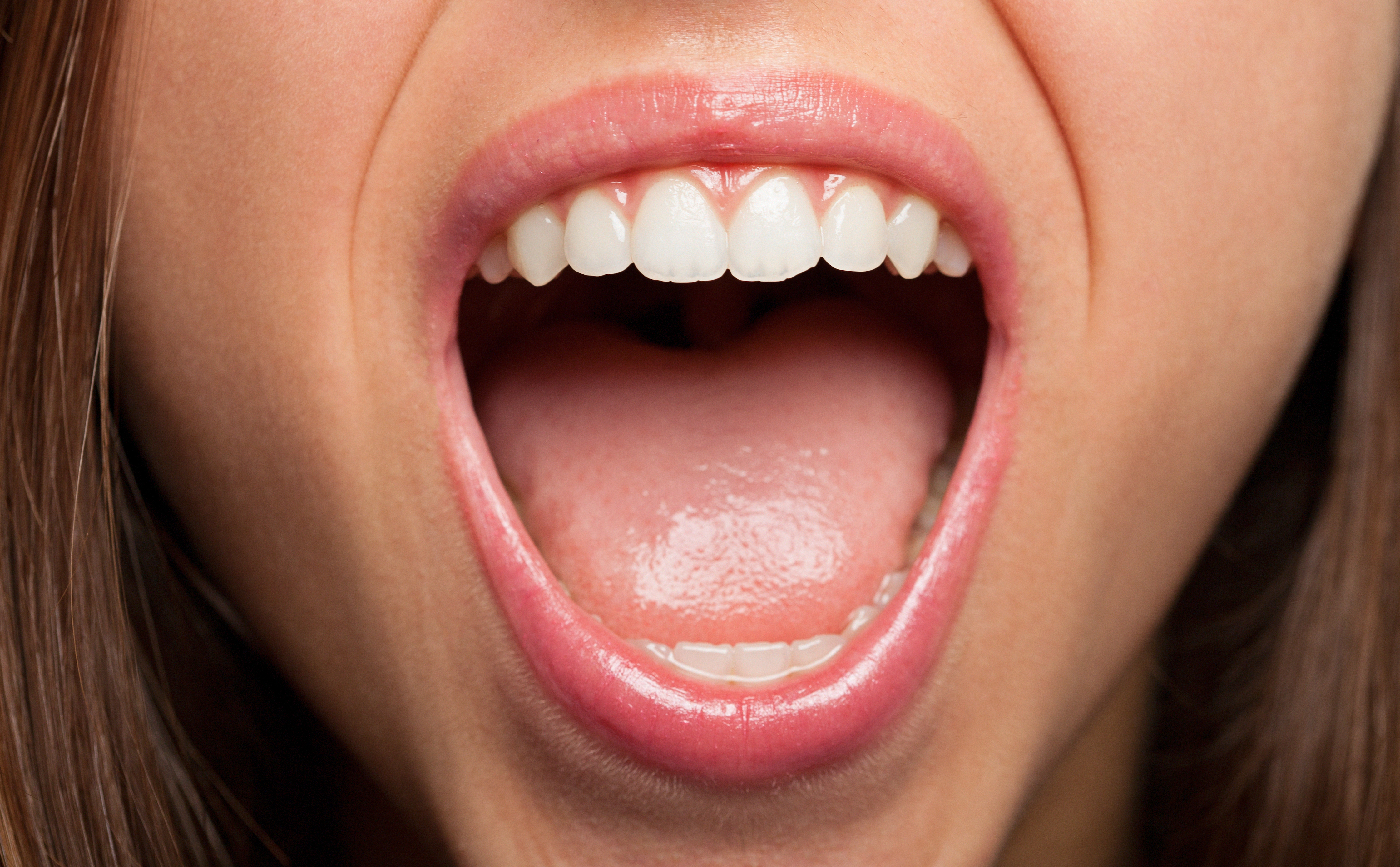 Сперва рот. Открытый рот. Здоровые зубы открытый рот.