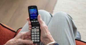 elderly phone mobile (skemnews)